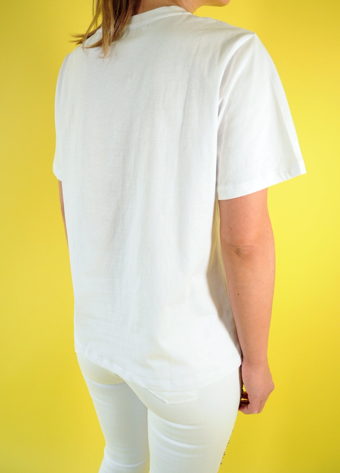 White straight-cut t-shirt with gleaming cherries