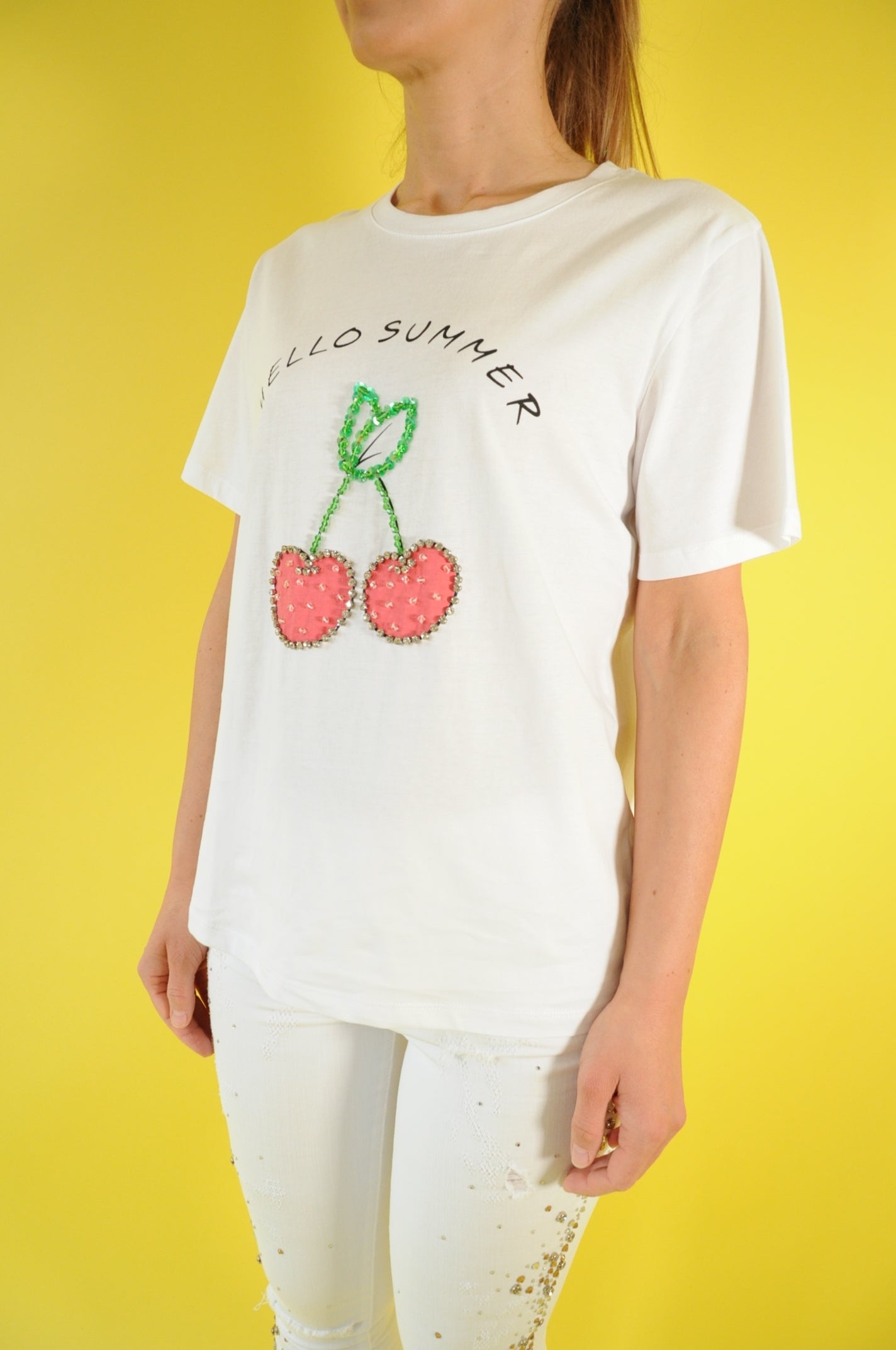 White straight-cut t-shirt with gleaming cherries