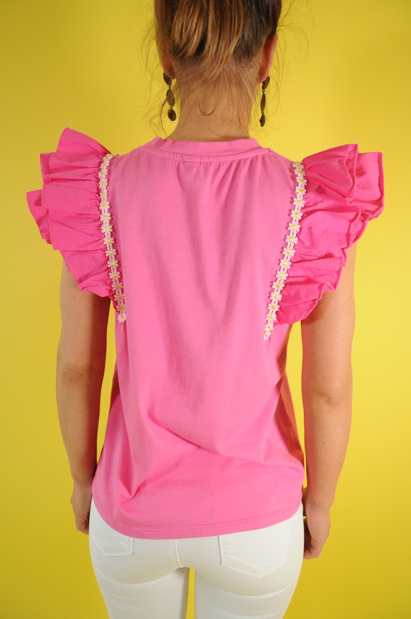 Pink straight-cut t-shirt with frilled sleeves