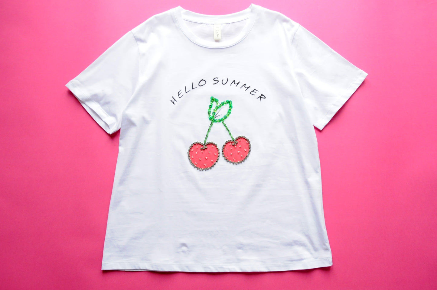 White straight-cut t-shirt with gleaming cherries