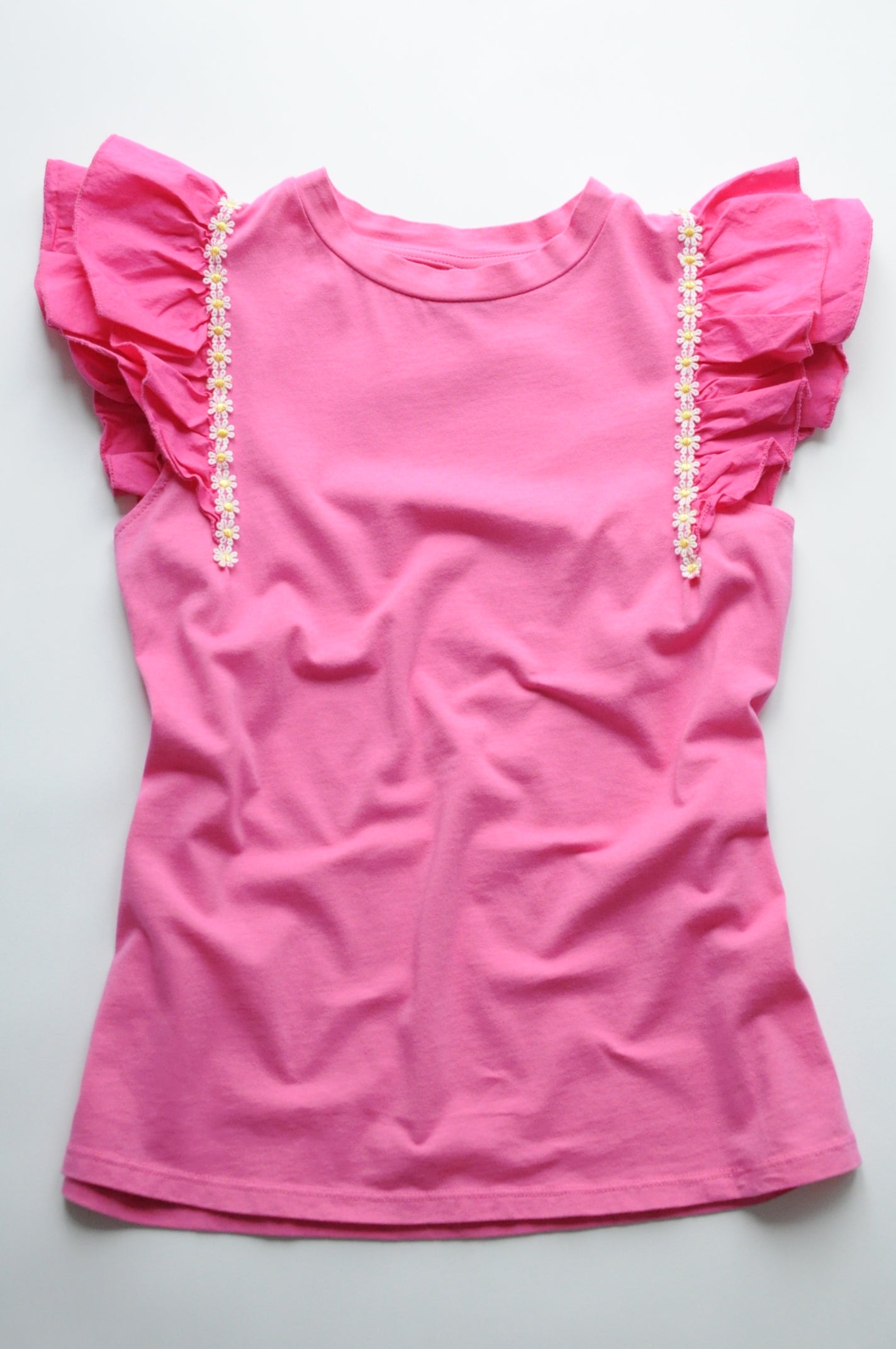 Pink straight-cut t-shirt with frilled sleeves