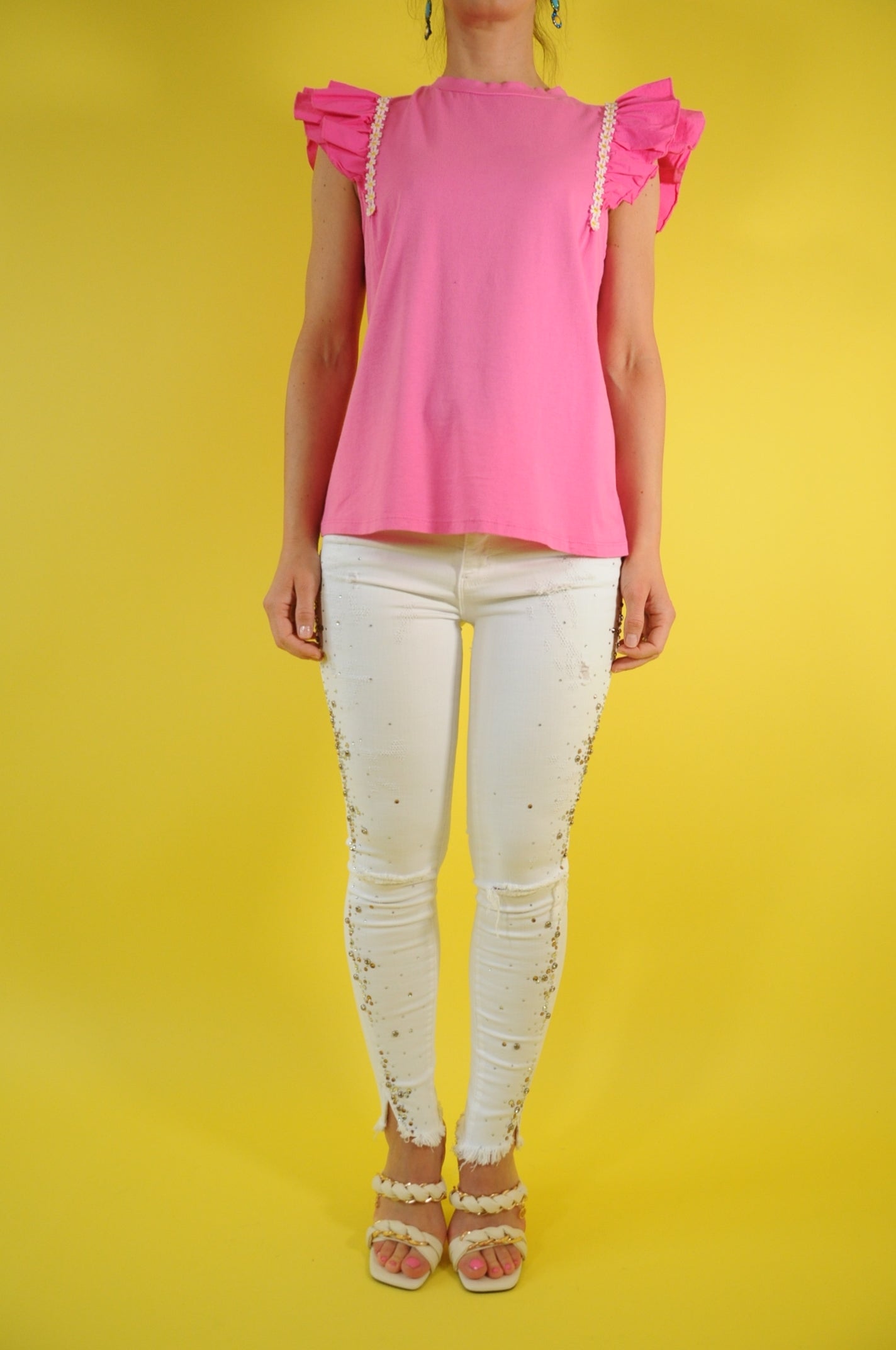 Pink straight-cut t-shirt with frilled sleeves