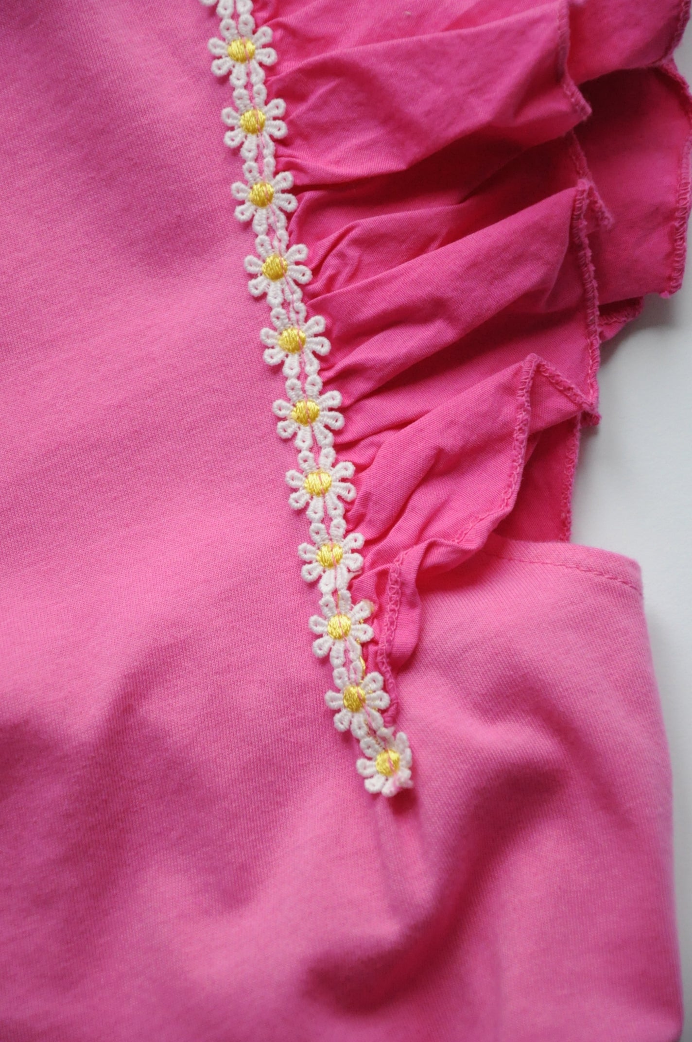 Pink straight-cut t-shirt with frilled sleeves